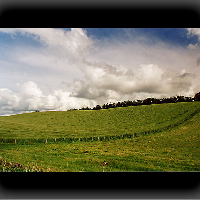 Typisch: Hügel, Wind und Wolken