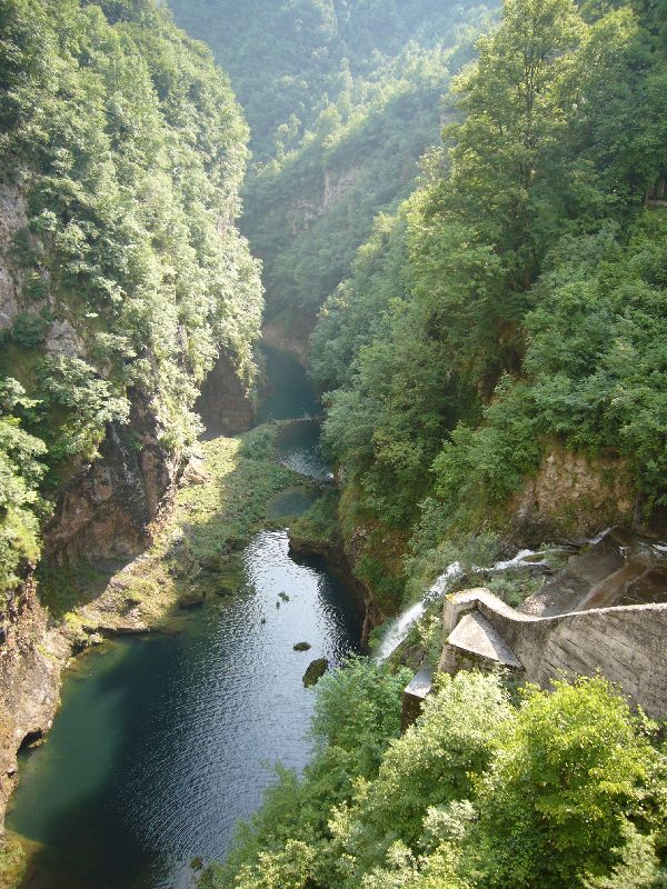 Hinter der Staumauer